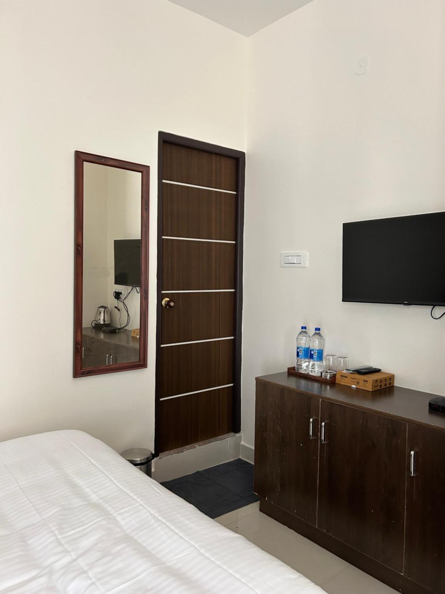 Sapphire Stayss Yelagiri Esterno foto