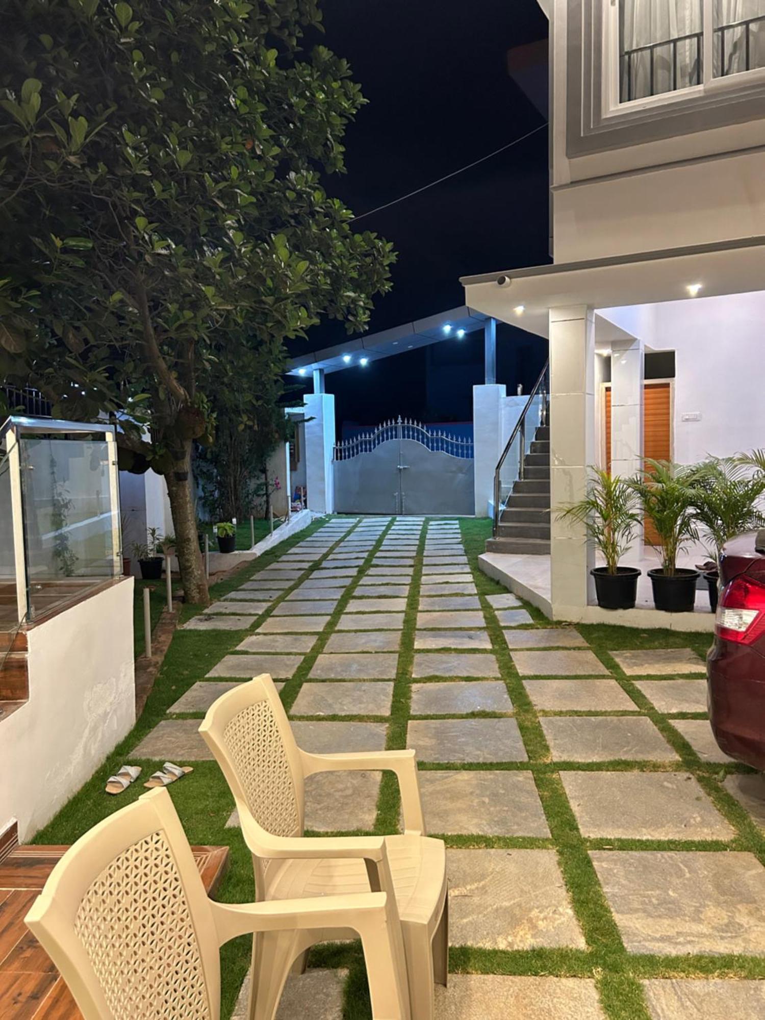 Sapphire Stayss Yelagiri Esterno foto