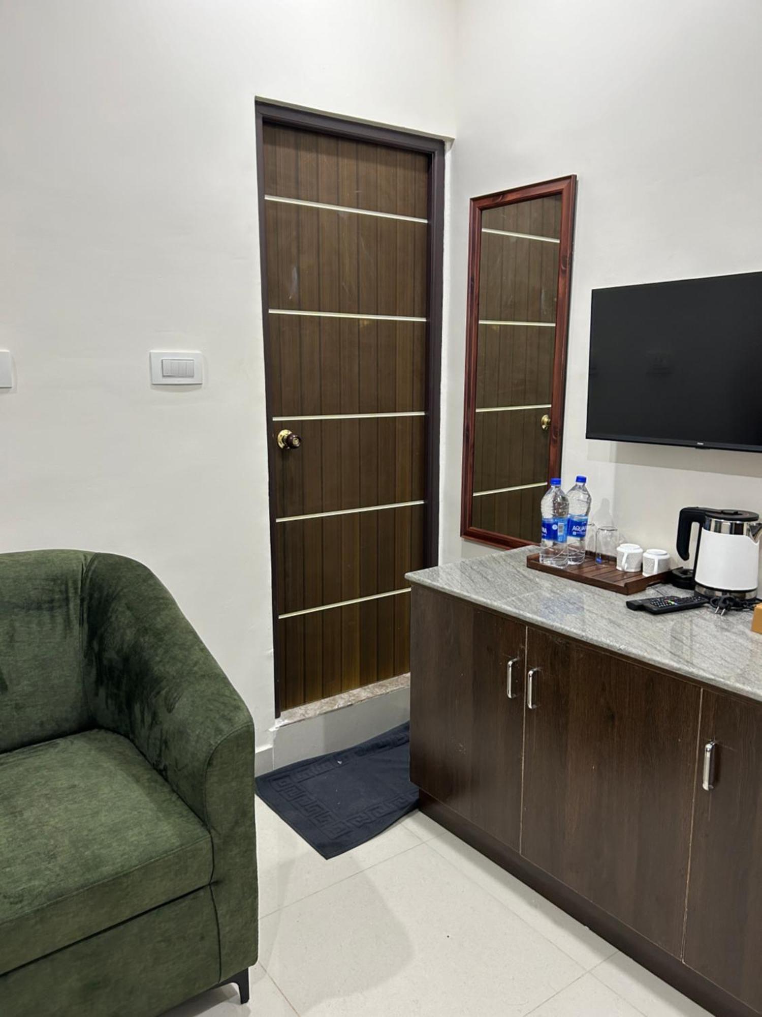 Sapphire Stayss Yelagiri Esterno foto