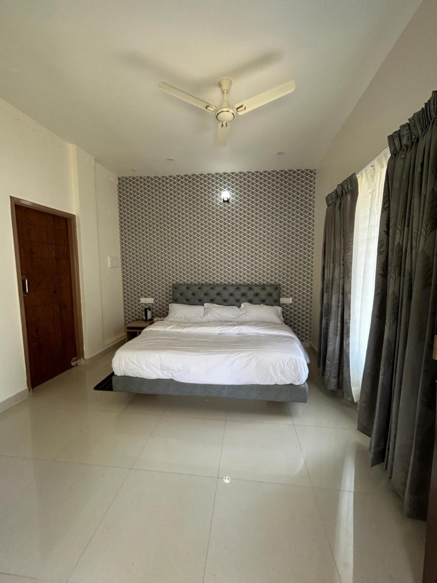 Sapphire Stayss Yelagiri Esterno foto