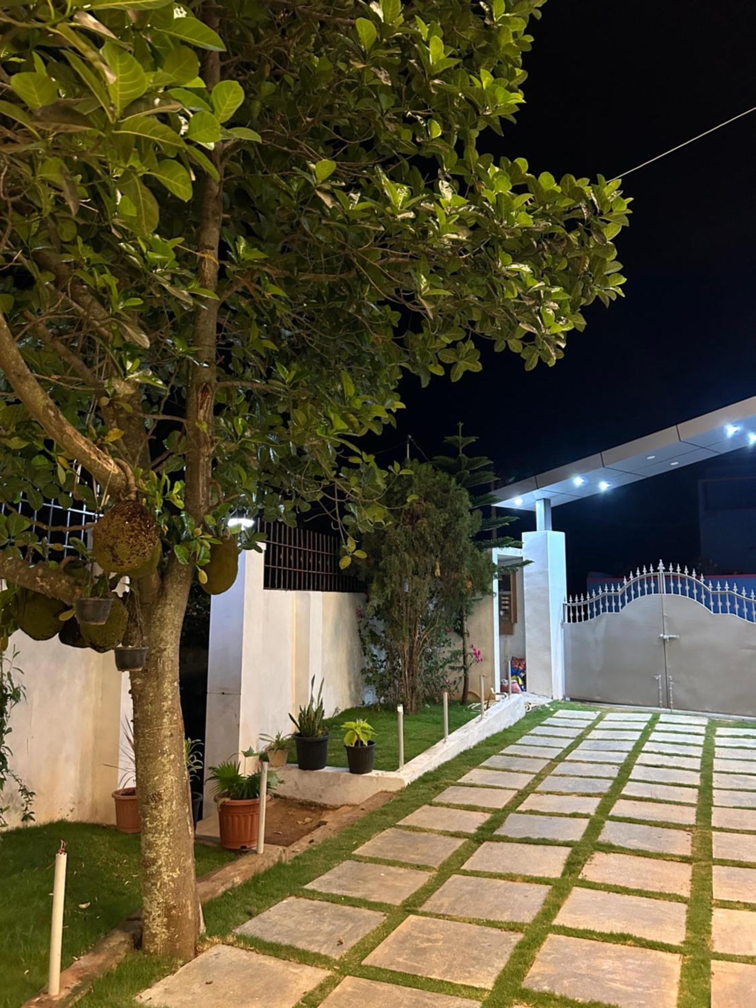 Sapphire Stayss Yelagiri Esterno foto