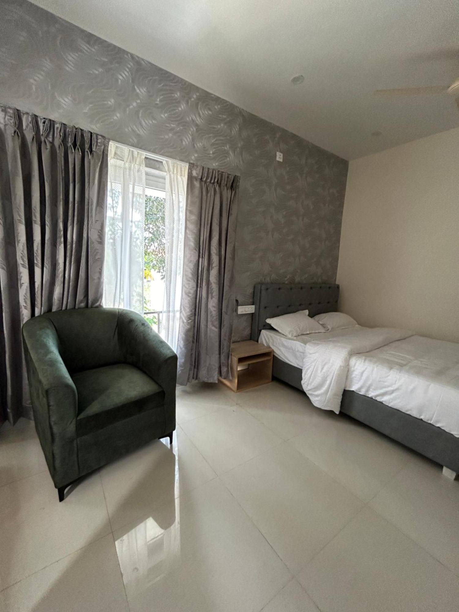 Sapphire Stayss Yelagiri Esterno foto