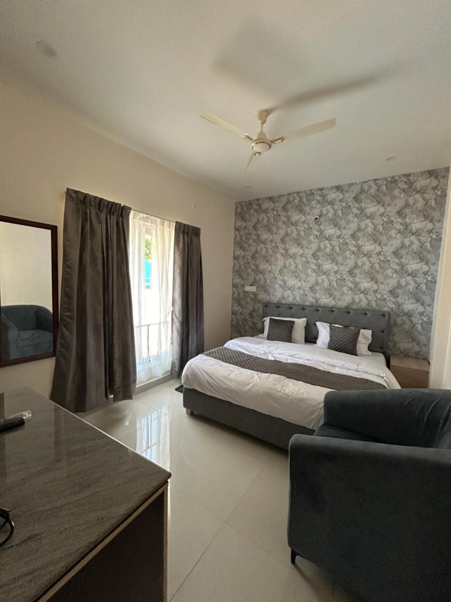Sapphire Stayss Yelagiri Esterno foto