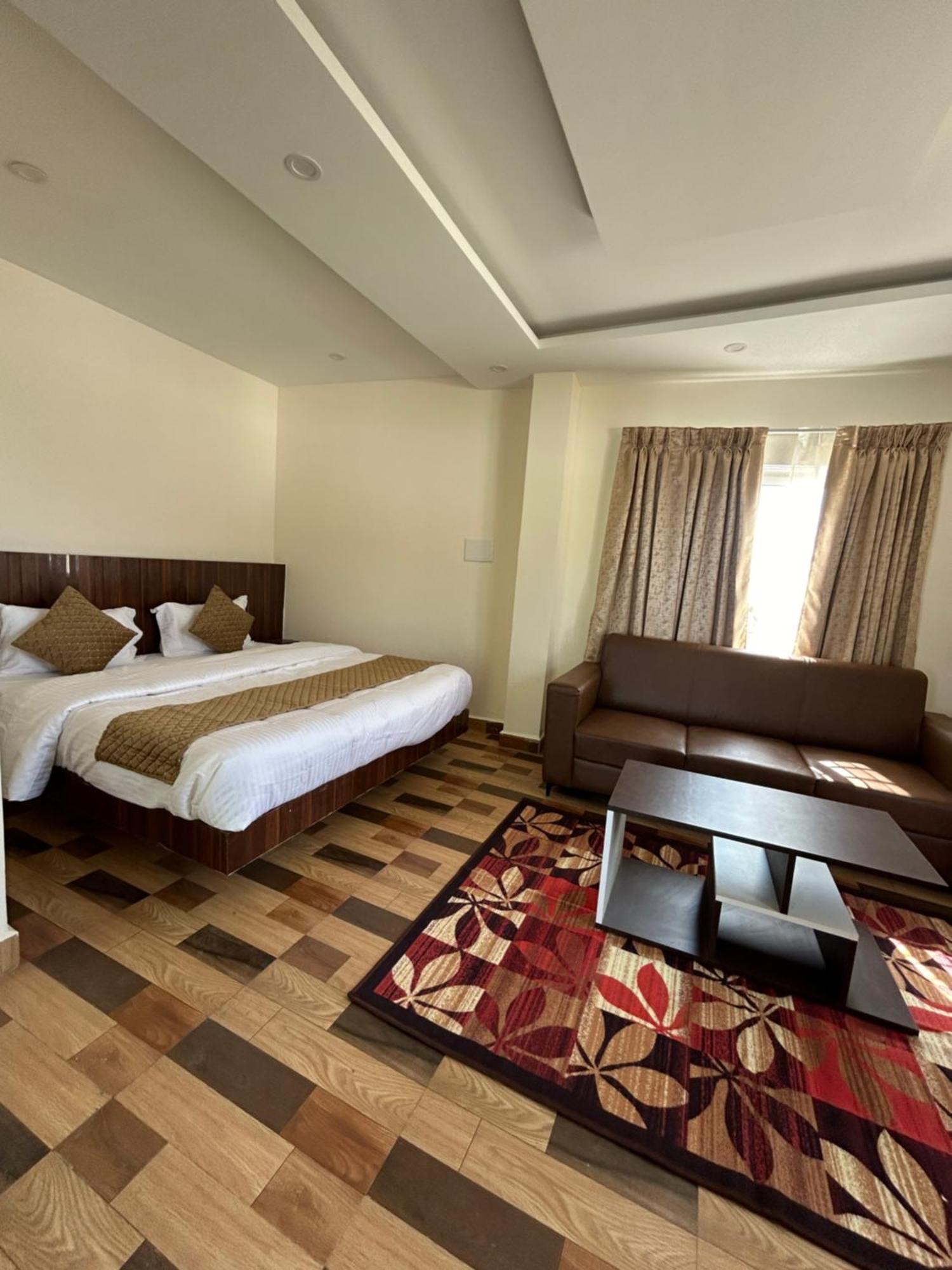 Sapphire Stayss Yelagiri Esterno foto
